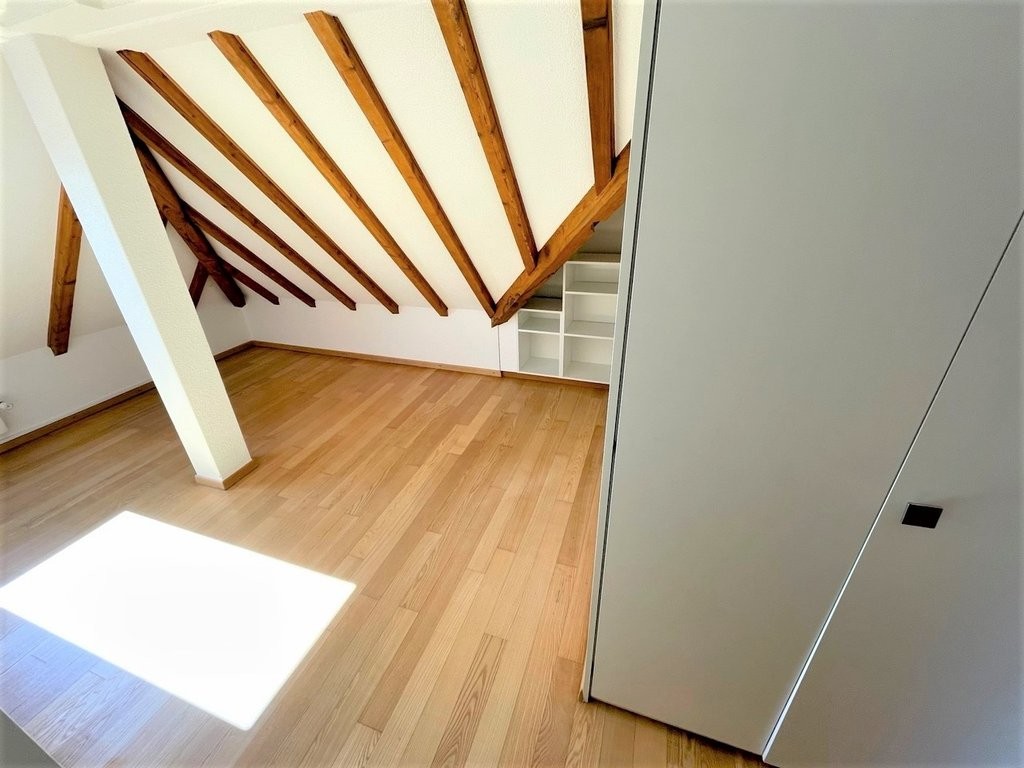 Appartamento di 4 locali","description":"La Rue du Mont de Sion 3 è idealmente situata a due passi dal quartiere di Champel, vicino ai negozi e ai trasporti.   
  
L'appartamento che vi proponiamo si trova al 6° e ultimo piano di un bel edificio con ingresso sicuro e ascensore.   
  
Si compone come, foto 10 di 10