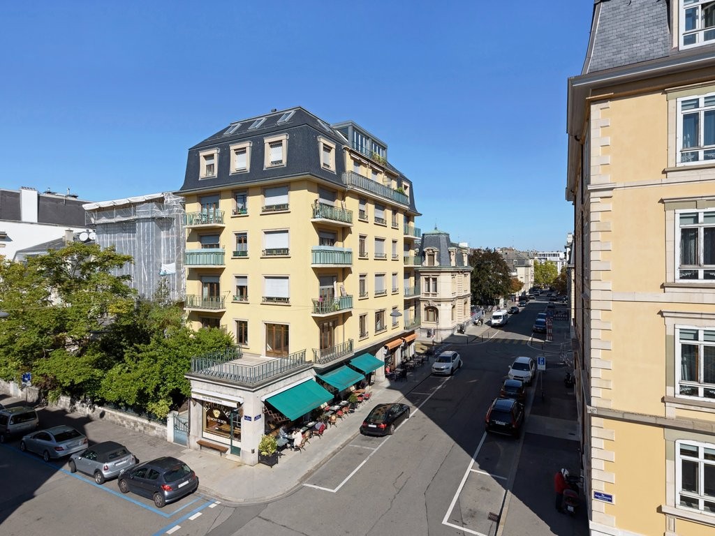 Appartamento di 4 locali","description":"La Rue du Mont de Sion 3 è idealmente situata a due passi dal quartiere di Champel, vicino ai negozi e ai trasporti.   
  
L'appartamento che vi proponiamo si trova al 6° e ultimo piano di un bel edificio con ingresso sicuro e ascensore.   
  
Si compone come, foto 1 di 10