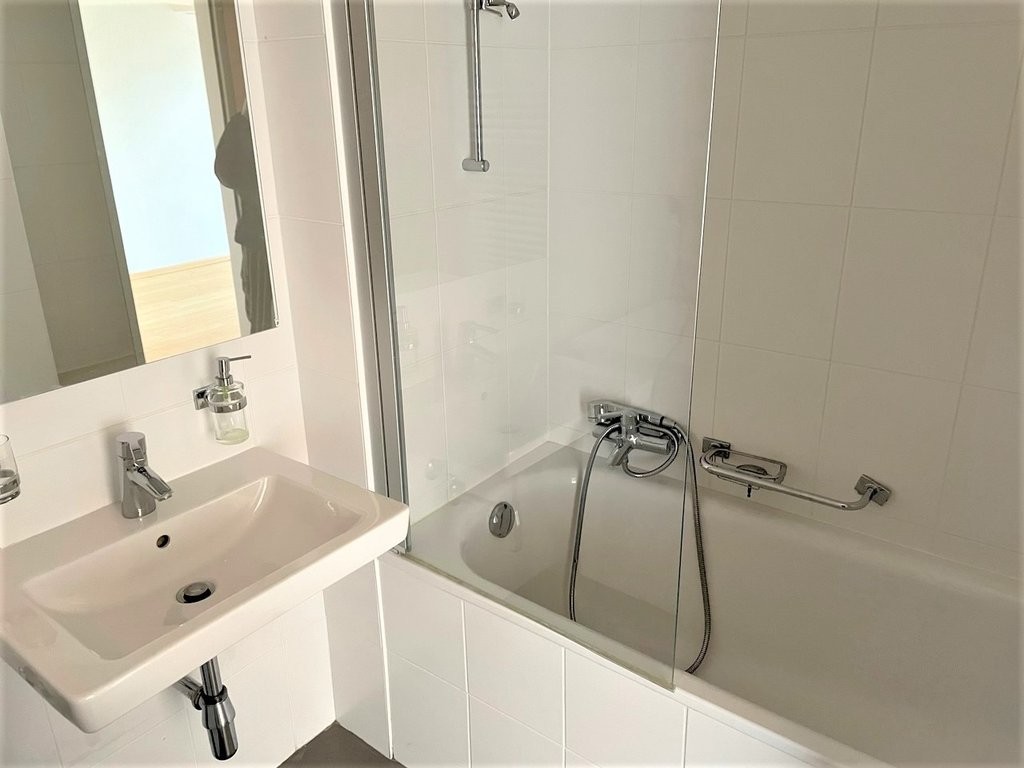 Appartamento di 4 locali","description":"La Rue du Mont de Sion 3 è idealmente situata a due passi dal quartiere di Champel, vicino ai negozi e ai trasporti.   
  
L'appartamento che vi proponiamo si trova al 6° e ultimo piano di un bel edificio con ingresso sicuro e ascensore.   
  
Si compone come, foto 7 di 10