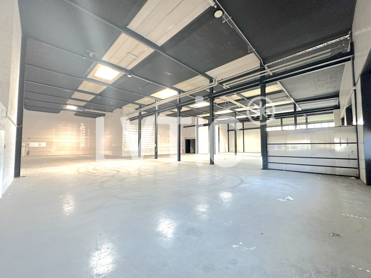 1010m² storage room