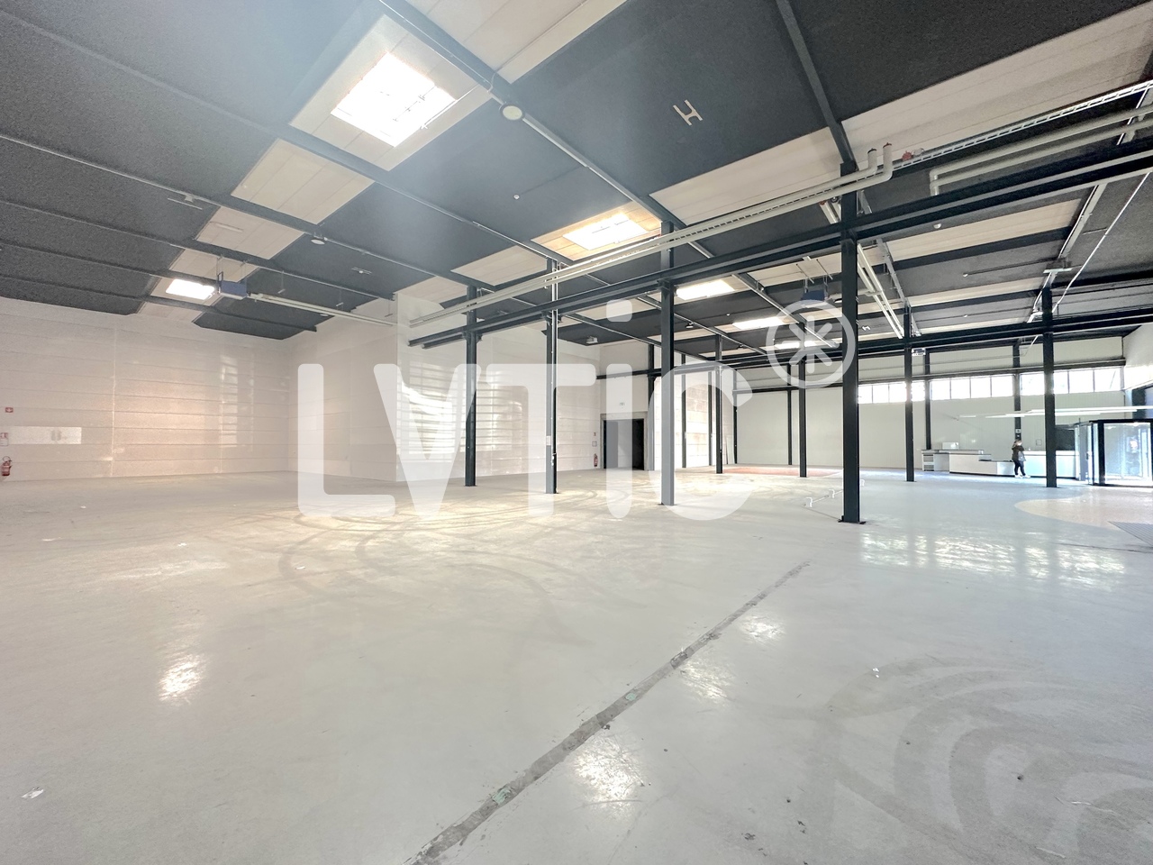 1010m² storage room