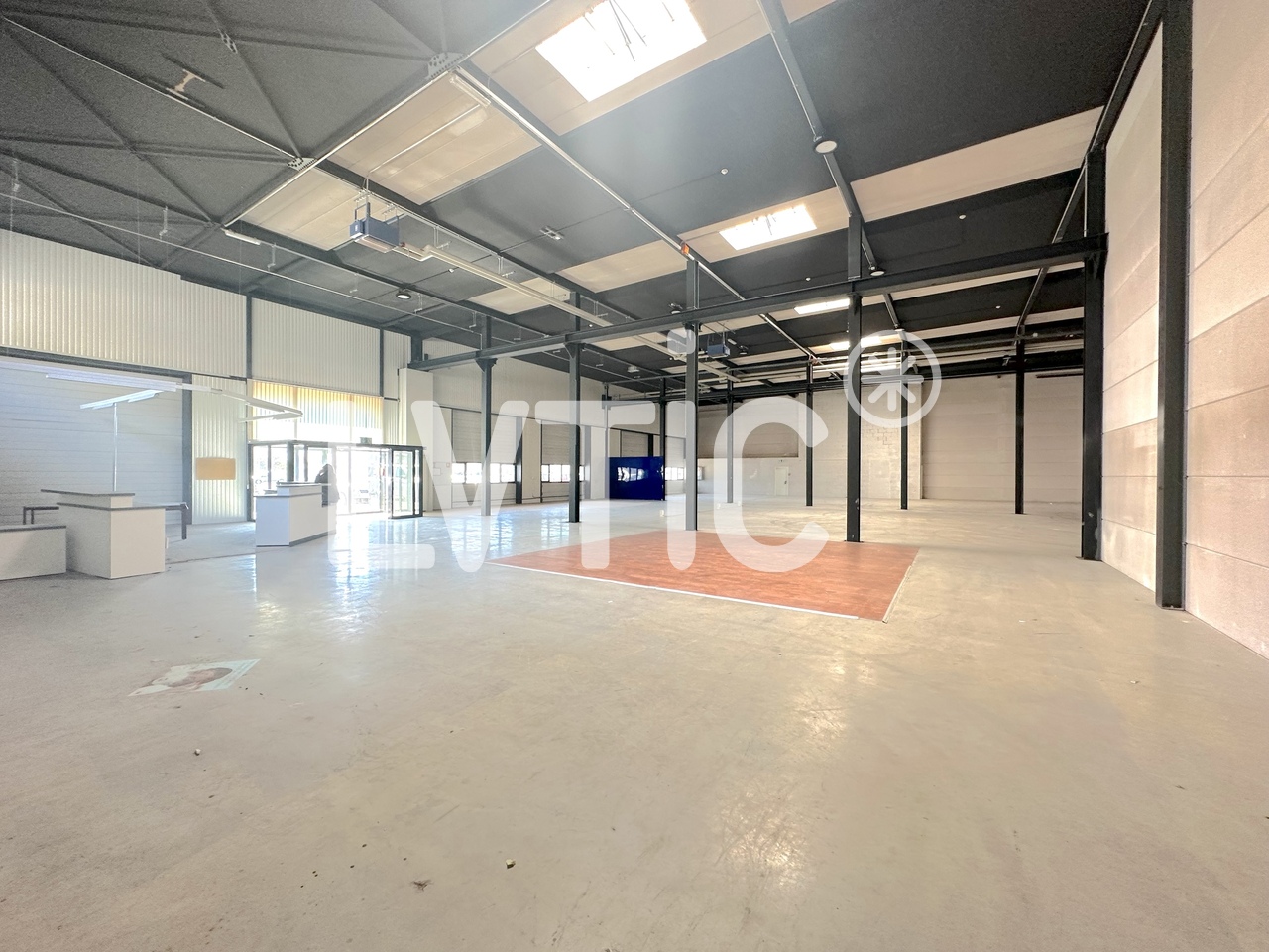 1010m² storage room