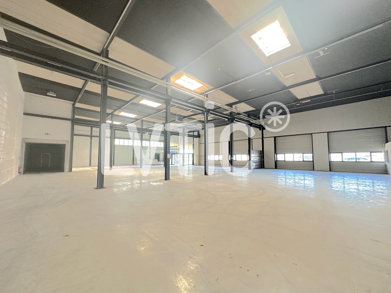1010m² storage room