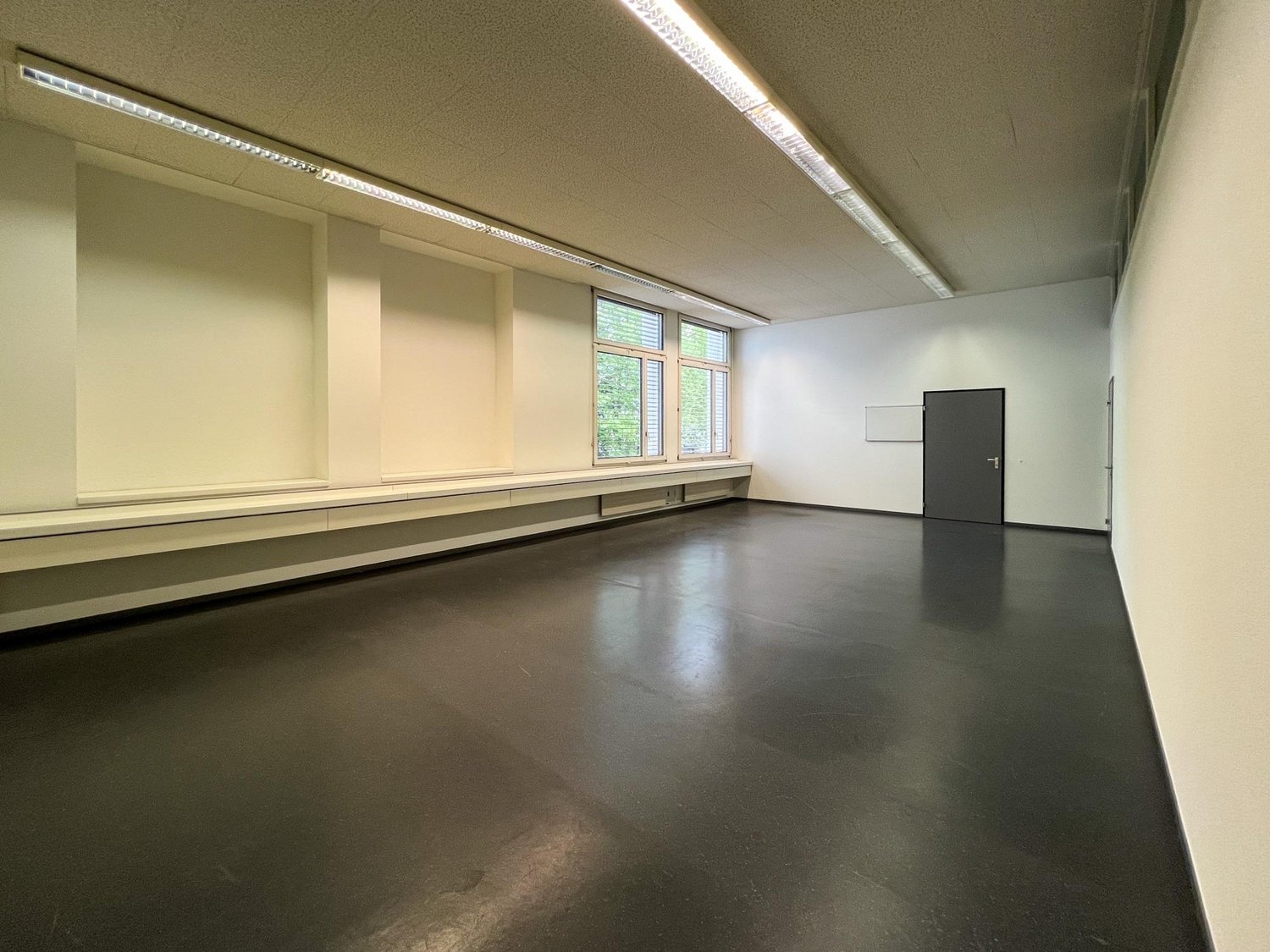60m² office