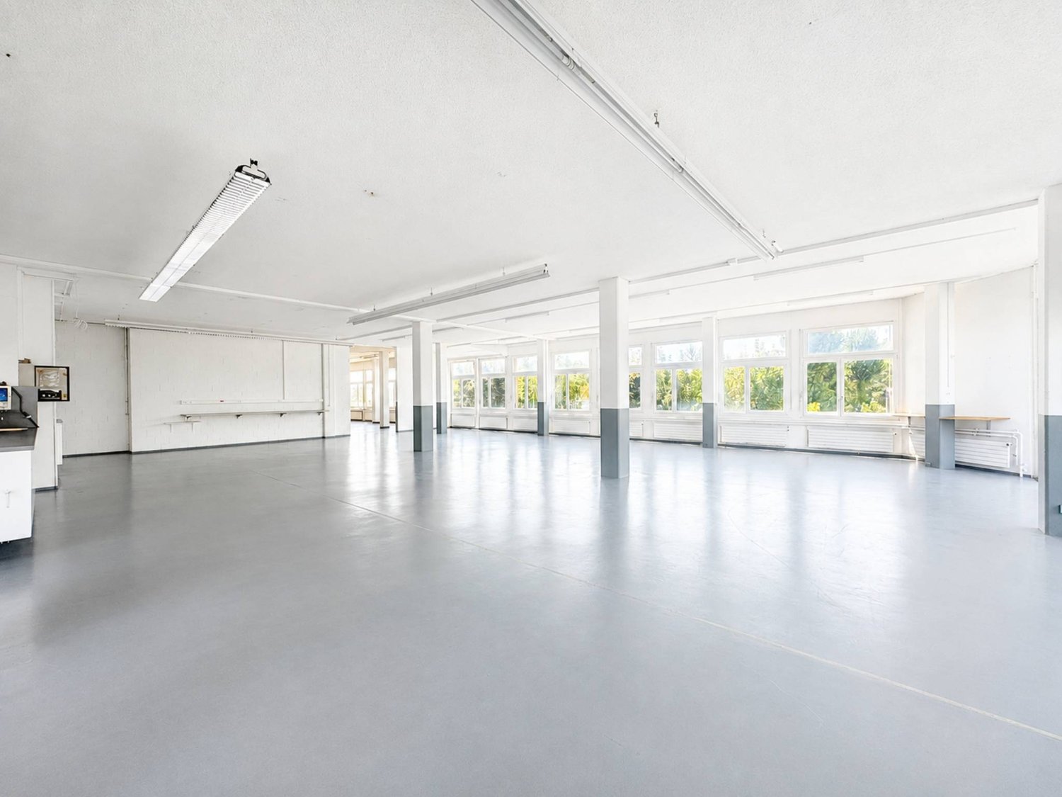 700m² commerciale, foto 2 di 3