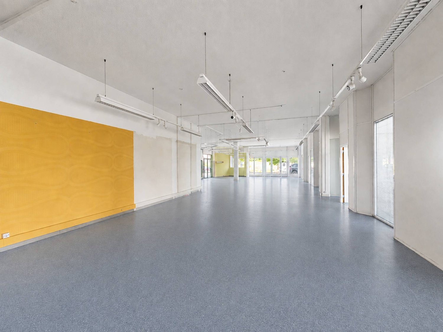 700m² commerciale, foto 3 di 3