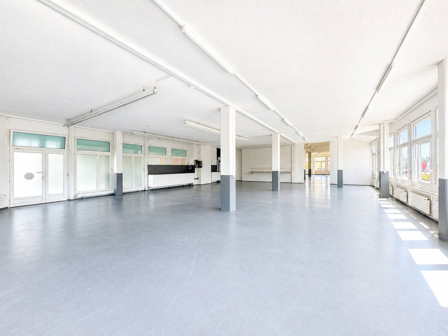700m² commerciale, foto 1 di 3