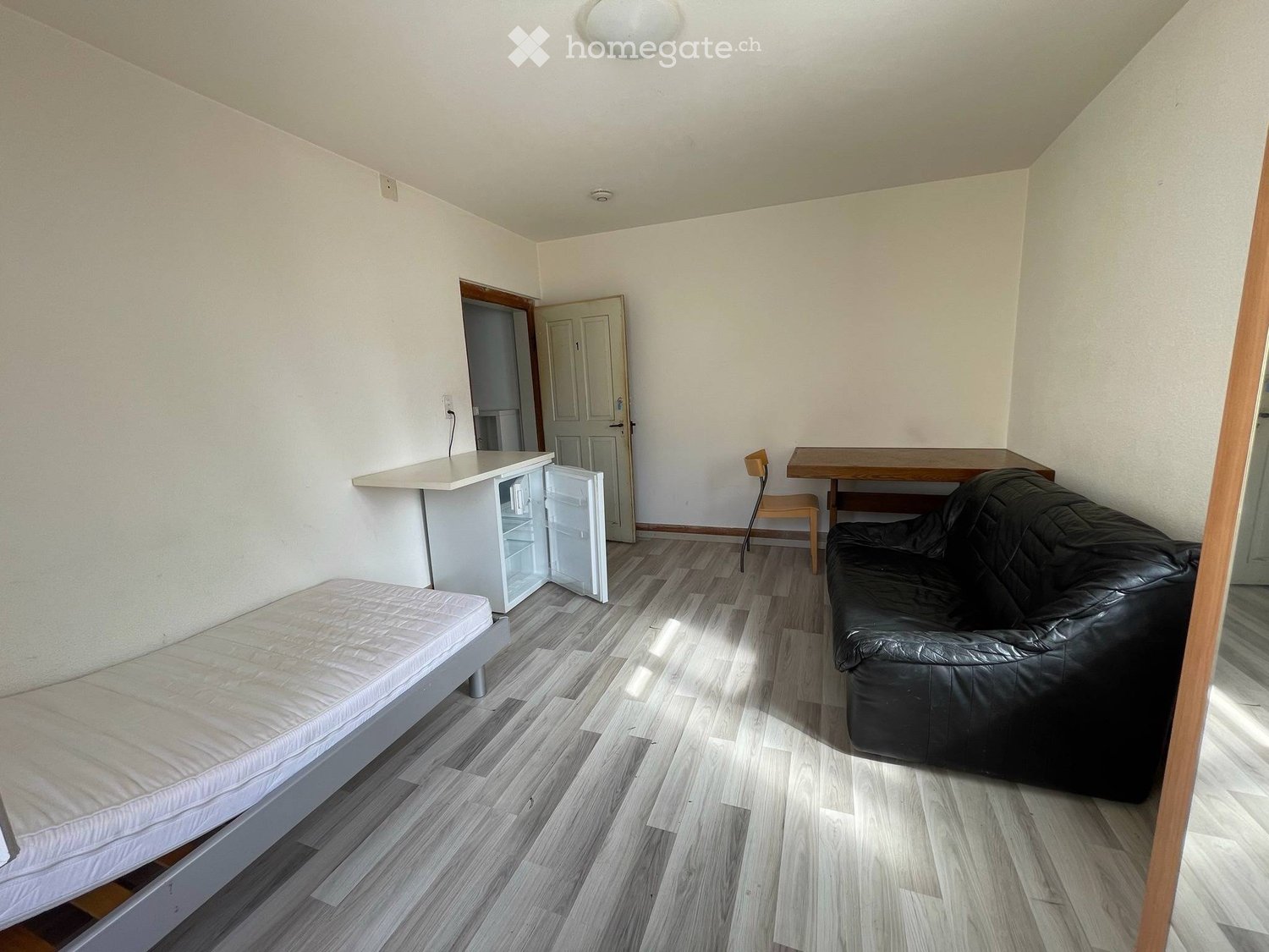 Stanza arredata a Niederuzwil, Bahnhofstrasse 152, 9244 Niederuzwil.   
  
La stanza arredata si trova in un edificio residenziale nel centro di Niederuzwil.   
  
Bagno, WC, lavatrice / asciugatrice, cucina vengono utilizzati in comune con gli altri inquilini della casa.   
  
Un bel giardino con z, foto 2 di 3