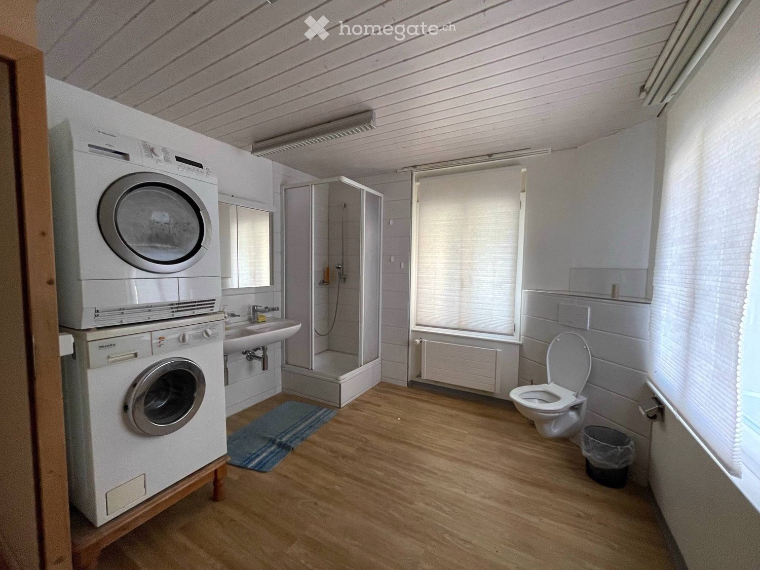 Stanza arredata a Niederuzwil, Bahnhofstrasse 152, 9244 Niederuzwil.   
  
La stanza arredata si trova in un edificio residenziale nel centro di Niederuzwil.   
  
Bagno, WC, lavatrice / asciugatrice, cucina vengono utilizzati in comune con gli altri inquilini della casa.   
  
Un bel giardino con z, foto 3 di 3
