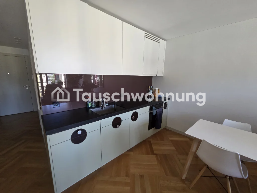 Appartamento di 2 ½ locali in vivace Kreis 5, Zurigo. Con quasi 50 m², offre spazio sufficiente per single o coppie e costa meno di CHF 2100 di affitto. Ti trovi a 3 minuti a piedi dalla Hauptbahnhof Zürich. Io e mio marito cerchiamo un appartamento più grande a Zurigo con almeno 3 locali e 80 m² fi