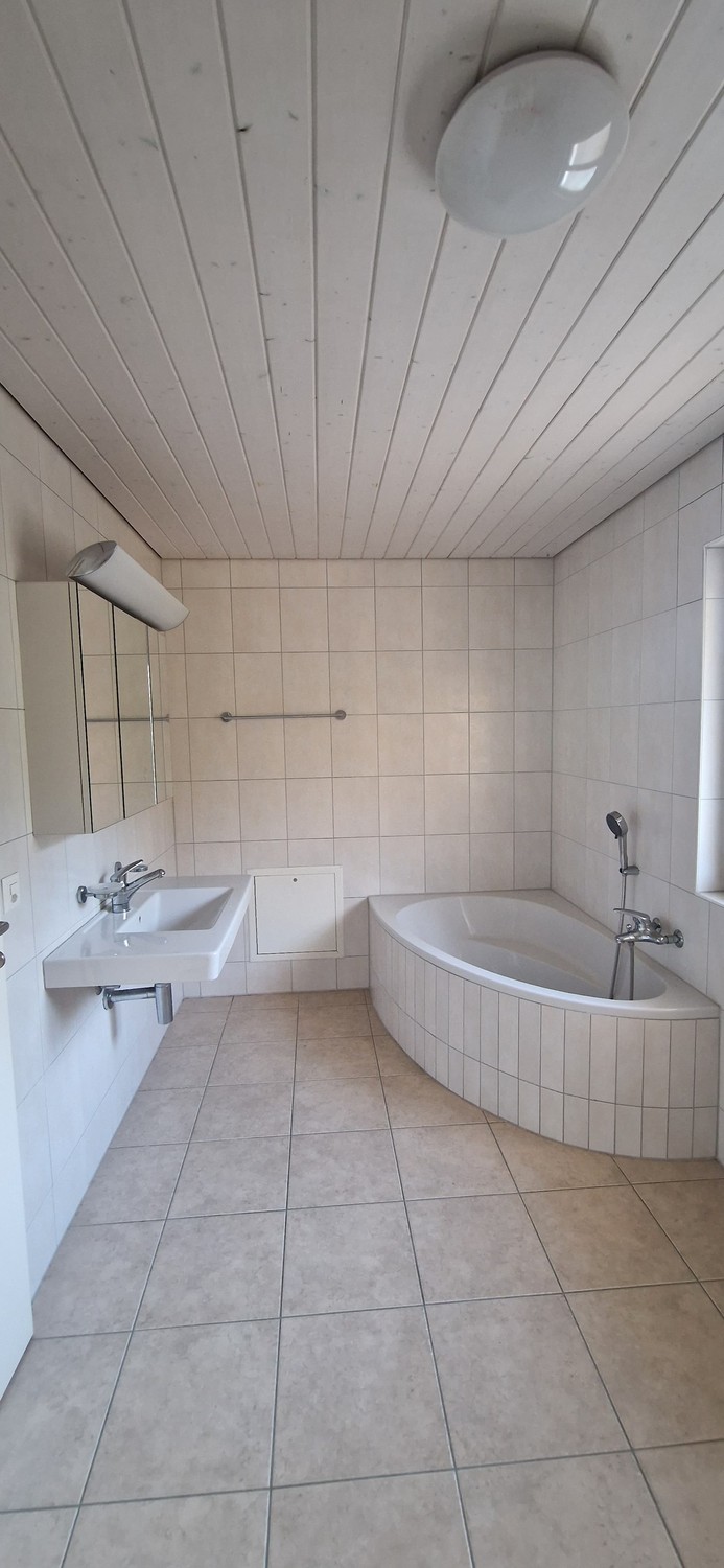 Appartement de 3 pièces

Emplacement calme avec 2 balcons et carport pour voiture. Animaux non souhaités.