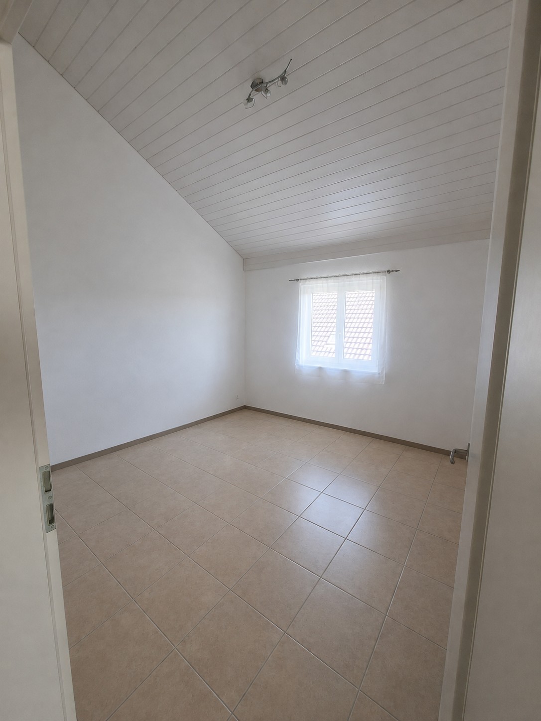 Appartement de 3 pièces

Emplacement calme avec 2 balcons et carport pour voiture. Animaux non souhaités.