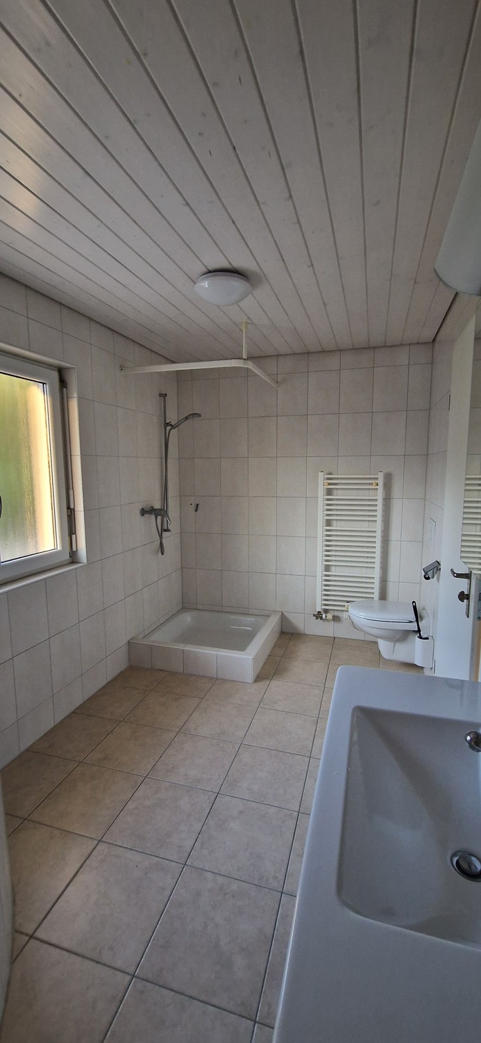 Appartement de 3 pièces

Emplacement calme avec 2 balcons et carport pour voiture. Animaux non souhaités.