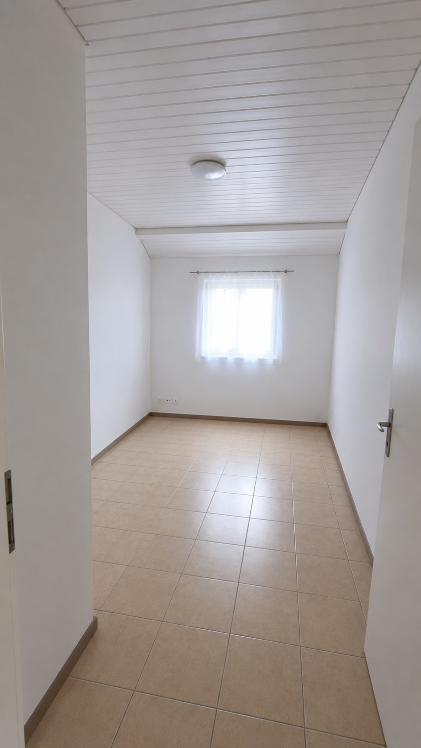 Appartement de 3 pièces

Emplacement calme avec 2 balcons et carport pour voiture. Animaux non souhaités.