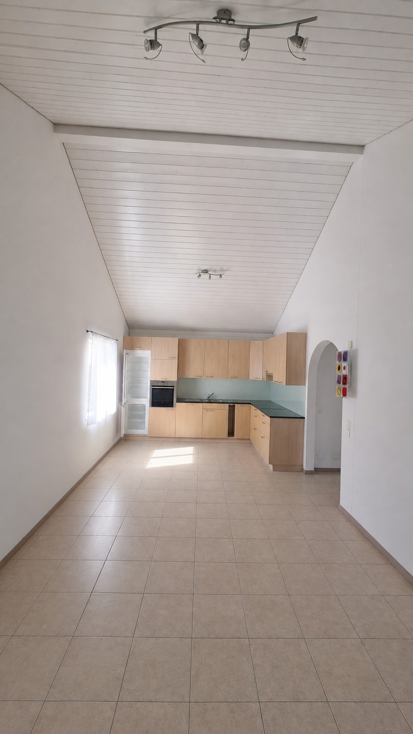 Appartement de 3 pièces

Emplacement calme avec 2 balcons et carport pour voiture. Animaux non souhaités.