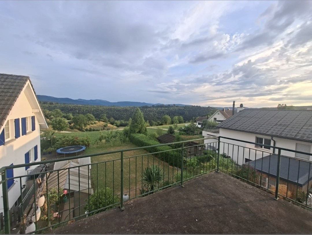 Appartement de 3 pièces

Emplacement calme avec 2 balcons et carport pour voiture. Animaux non souhaités.