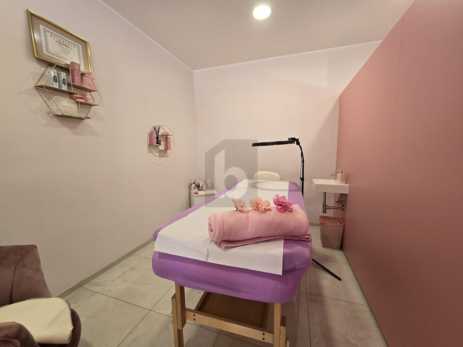 230m² shop