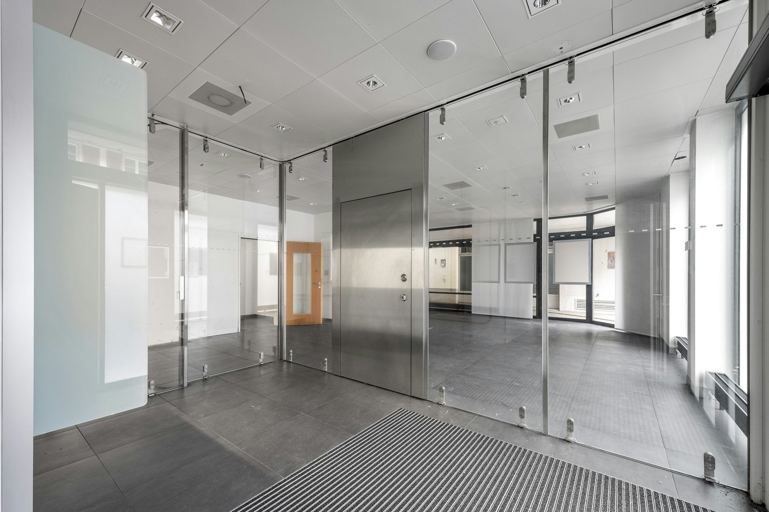 154m² commercial