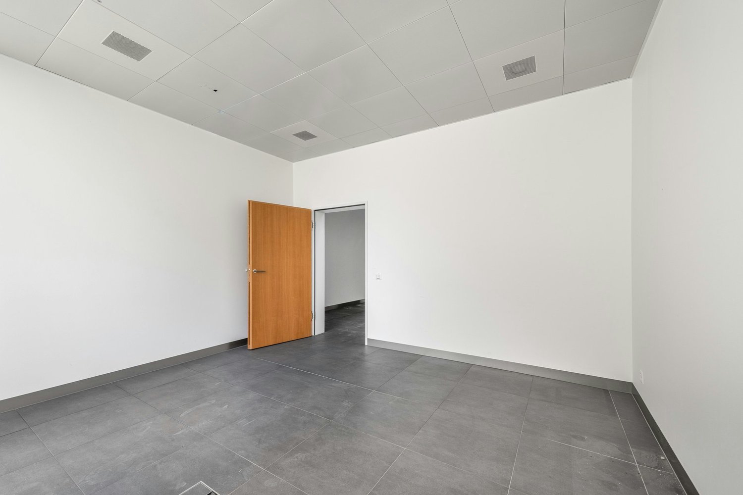 154m² commercial