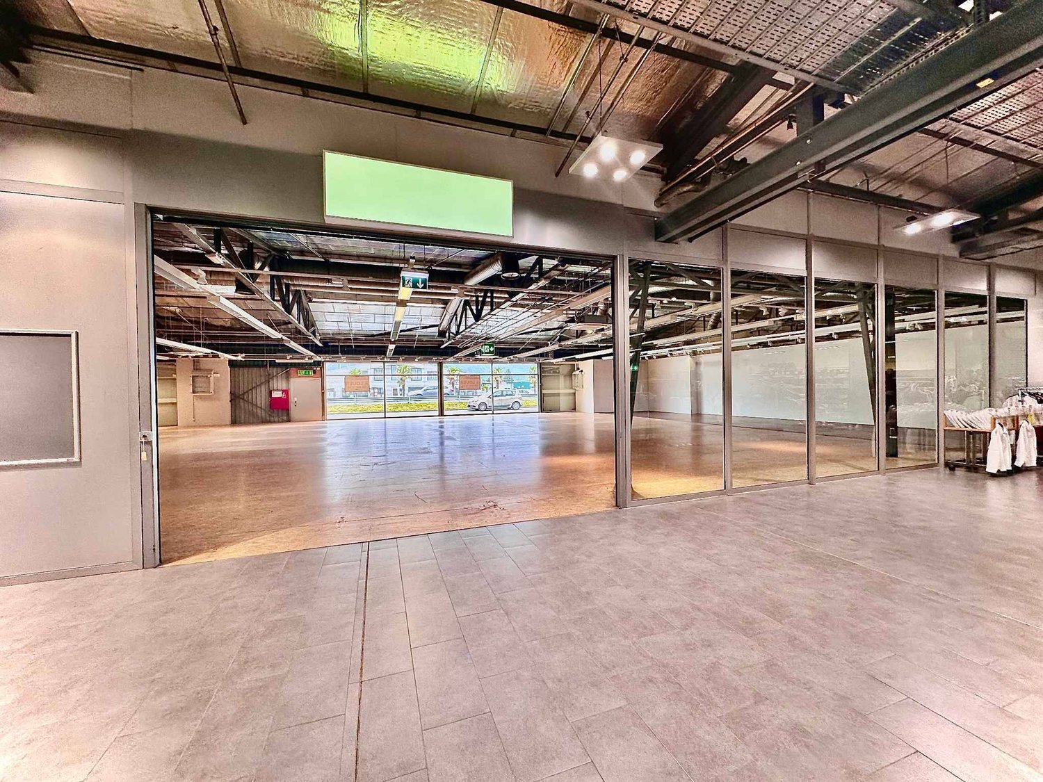 1400m² arcade