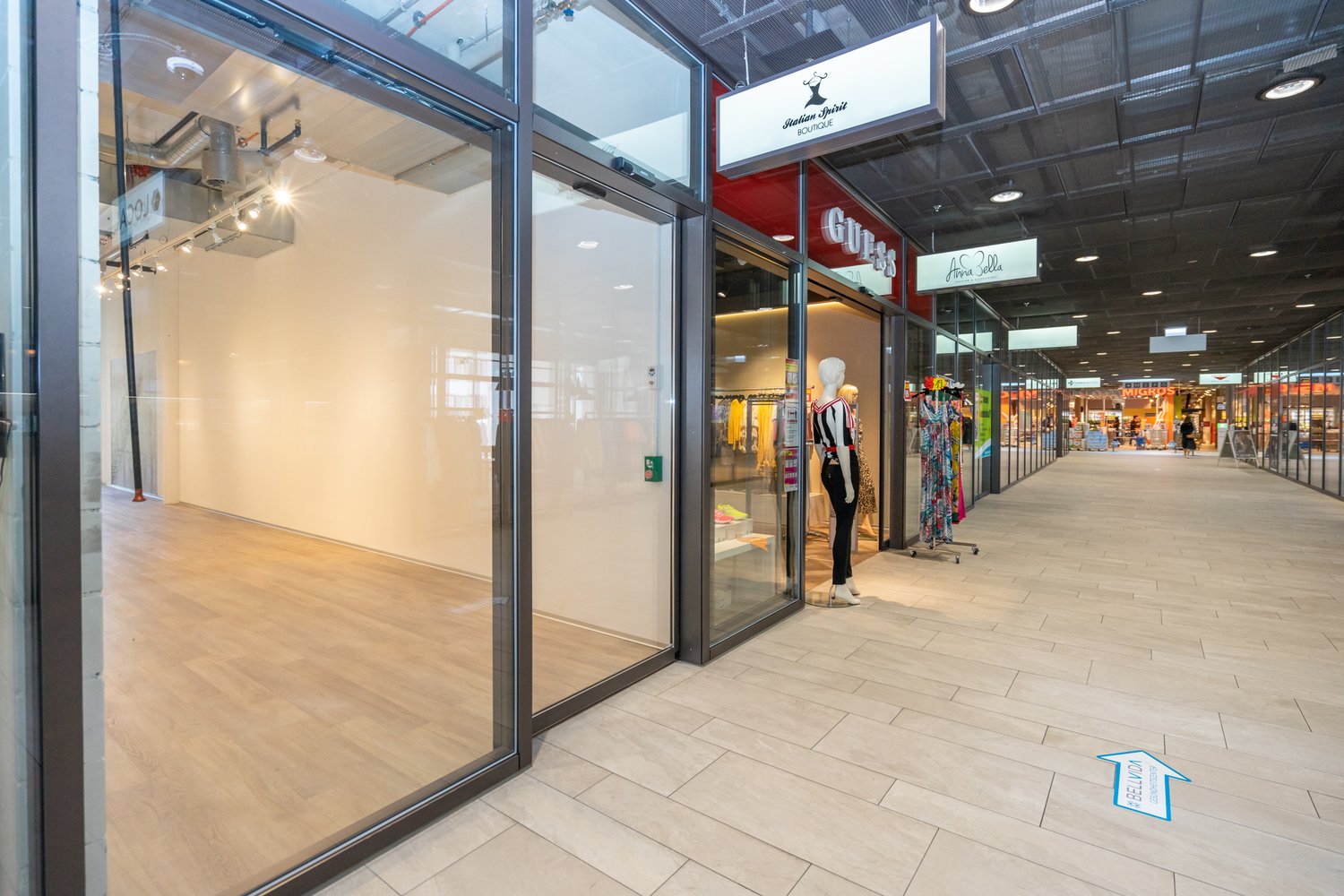 51m² shop