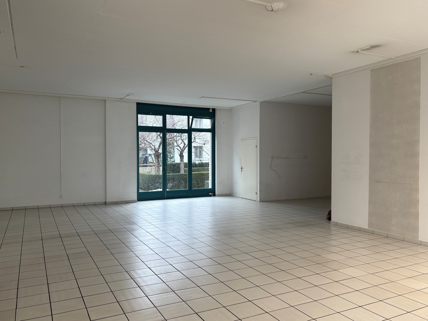120m² shop