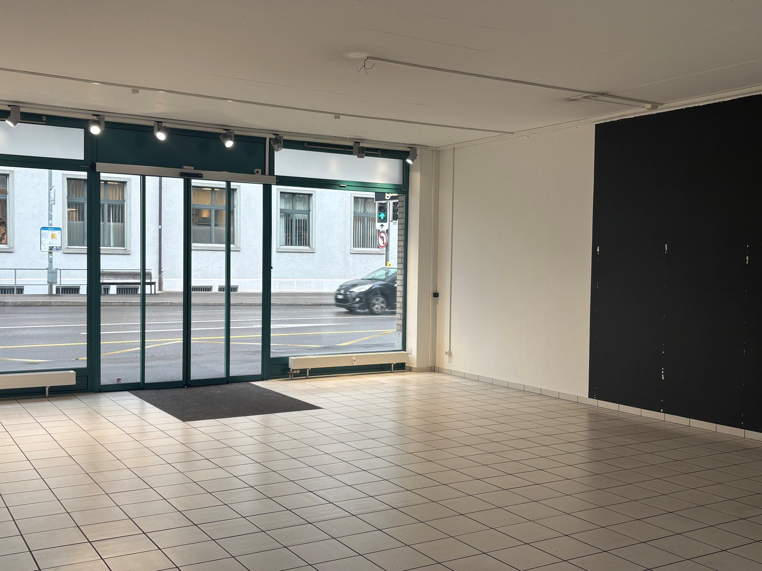 120m² shop