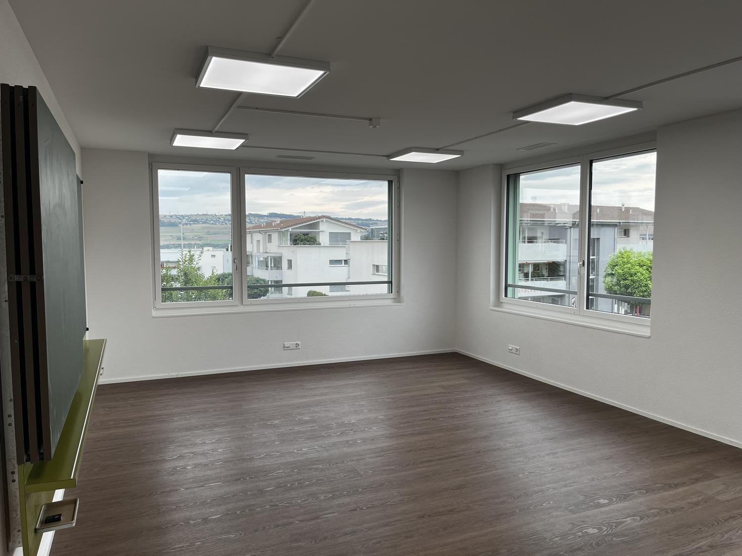 139m² office