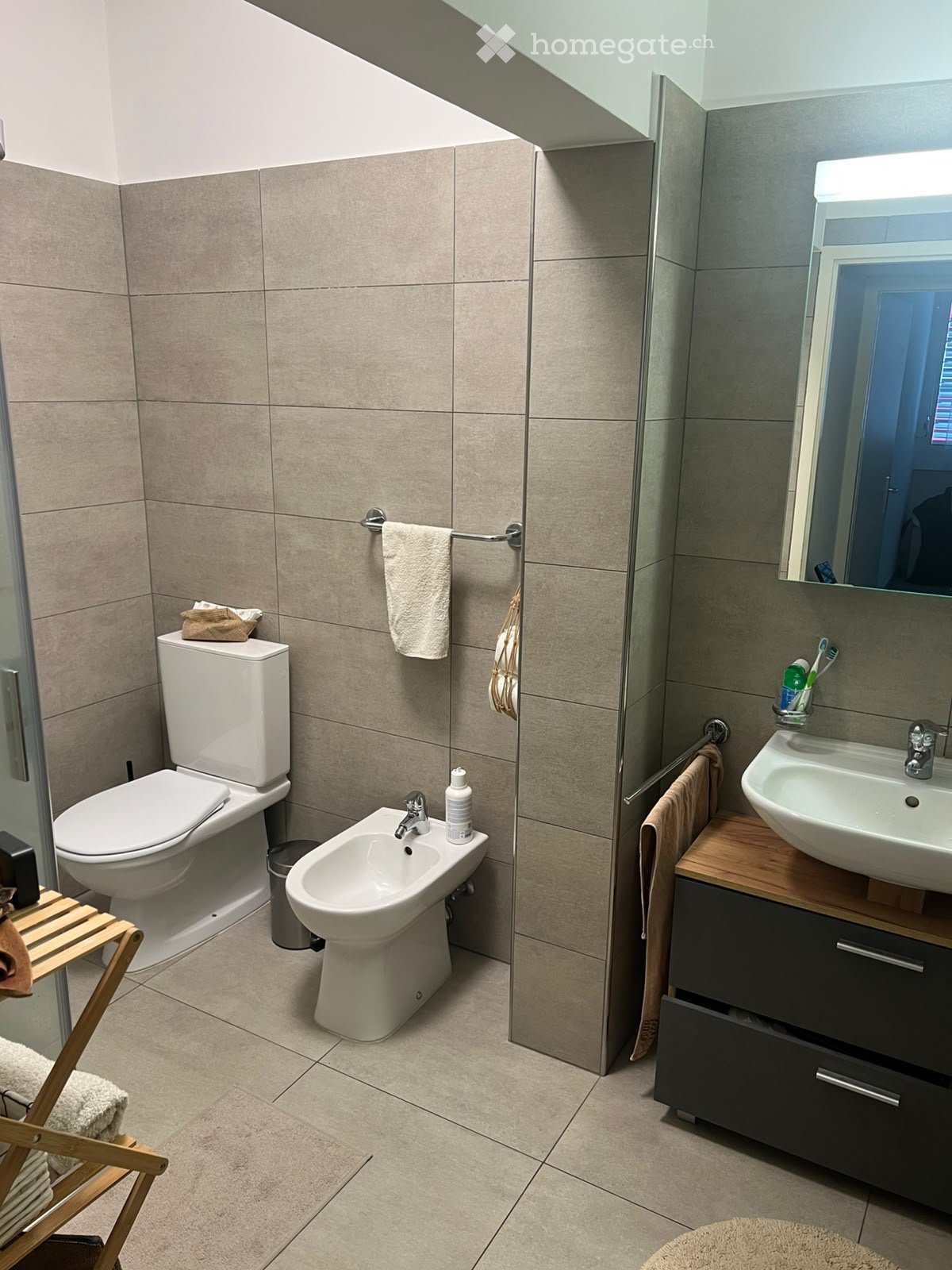 Appartement de 2 ½ pièces

Je cherche un locataire pour un appartement de 2,5 pièces situé via Odescalchi, juste après la frontière italienne. L'appartement est très lumineux et bien meublé. Matelas et canapé d'angle double pratiquement neufs. Terrasse habitable agréable. Étant collé à la frontière,
