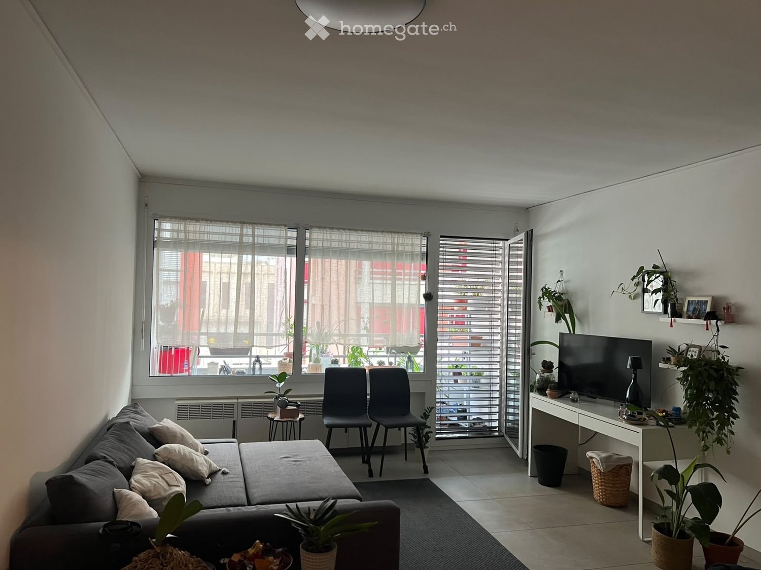 Appartement de 2 ½ pièces

Je cherche un locataire pour un appartement de 2,5 pièces situé via Odescalchi, juste après la frontière italienne. L'appartement est très lumineux et bien meublé. Matelas et canapé d'angle double pratiquement neufs. Terrasse habitable agréable. Étant collé à la frontière,