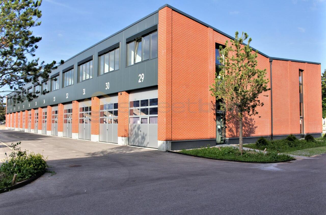 100m² Gewerbe

Box auf einer Etage von 100m2 ab dem 1. Oktober 2026 verfügbar

Für KMU, Selbstständige und Privat, Flächen von 100 m2 auf 1 Ebene (auf der Etage)
Sehr gut gelegen in der Nähe von Annehmlichkeiten und Autobahn
Ampere: 16A, 30 mA dreiphasig

Halle 100% modular geliefert mit folgenden A