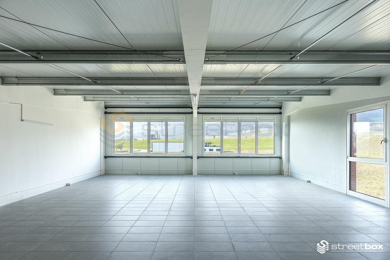 100m² Gewerbe

Box auf einer Etage von 100m2 ab dem 1. Oktober 2026 verfügbar

Für KMU, Selbstständige und Privat, Flächen von 100 m2 auf 1 Ebene (auf der Etage)
Sehr gut gelegen in der Nähe von Annehmlichkeiten und Autobahn
Ampere: 16A, 30 mA dreiphasig

Halle 100% modular geliefert mit folgenden A