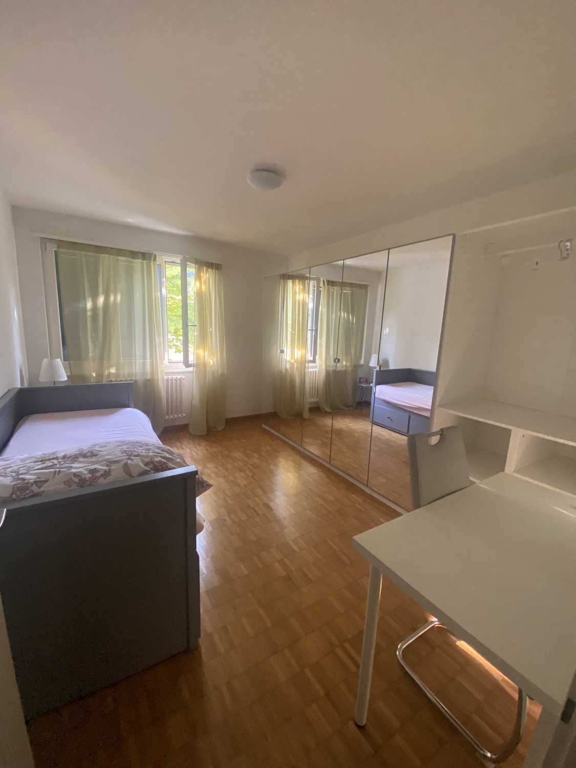 Camera in un appartamento condiviso, foto 1 di 4