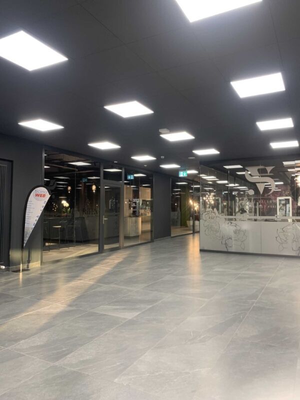 61m² shop