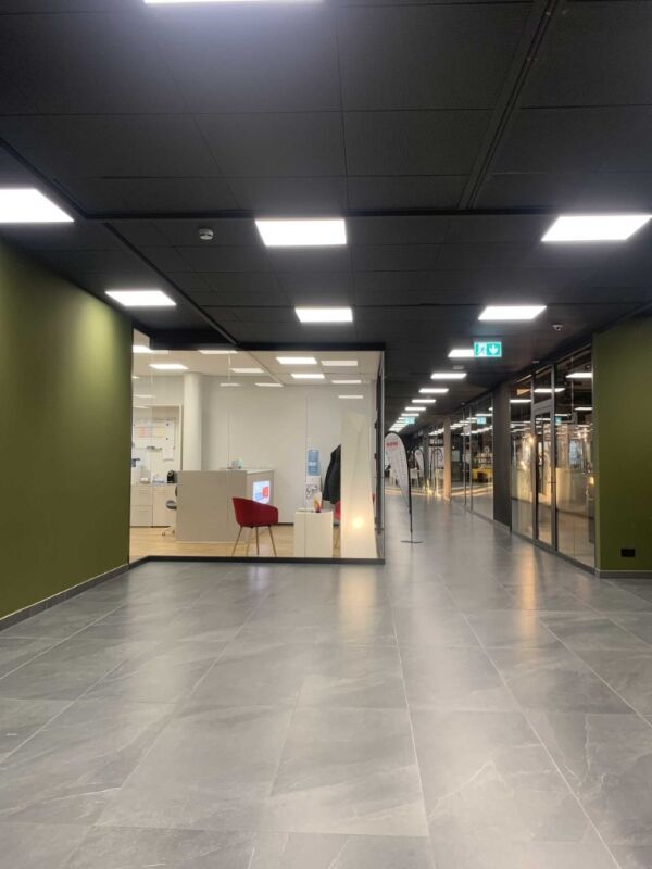 61m² shop
