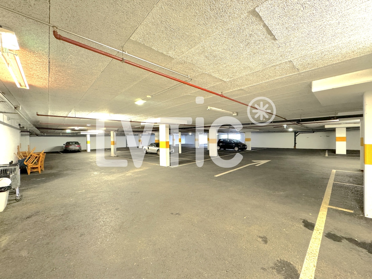 290m² shop