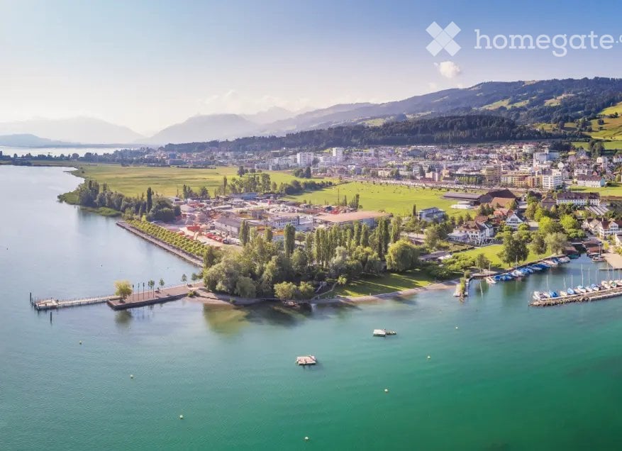 Dans notre colocation à Pfäffikon SZ (commune fiscalement avantageuse, proche de la gare/lac de Zurich), une chambre se libère.   
  
\- Loyer : CHF 850./mois   
\- Disponibilité : à convenir   
\- Emplacement : Pfäffikon SZ   
  
Intéressé(e) ? Contacte-nous sans complication, nous nous réjouissons