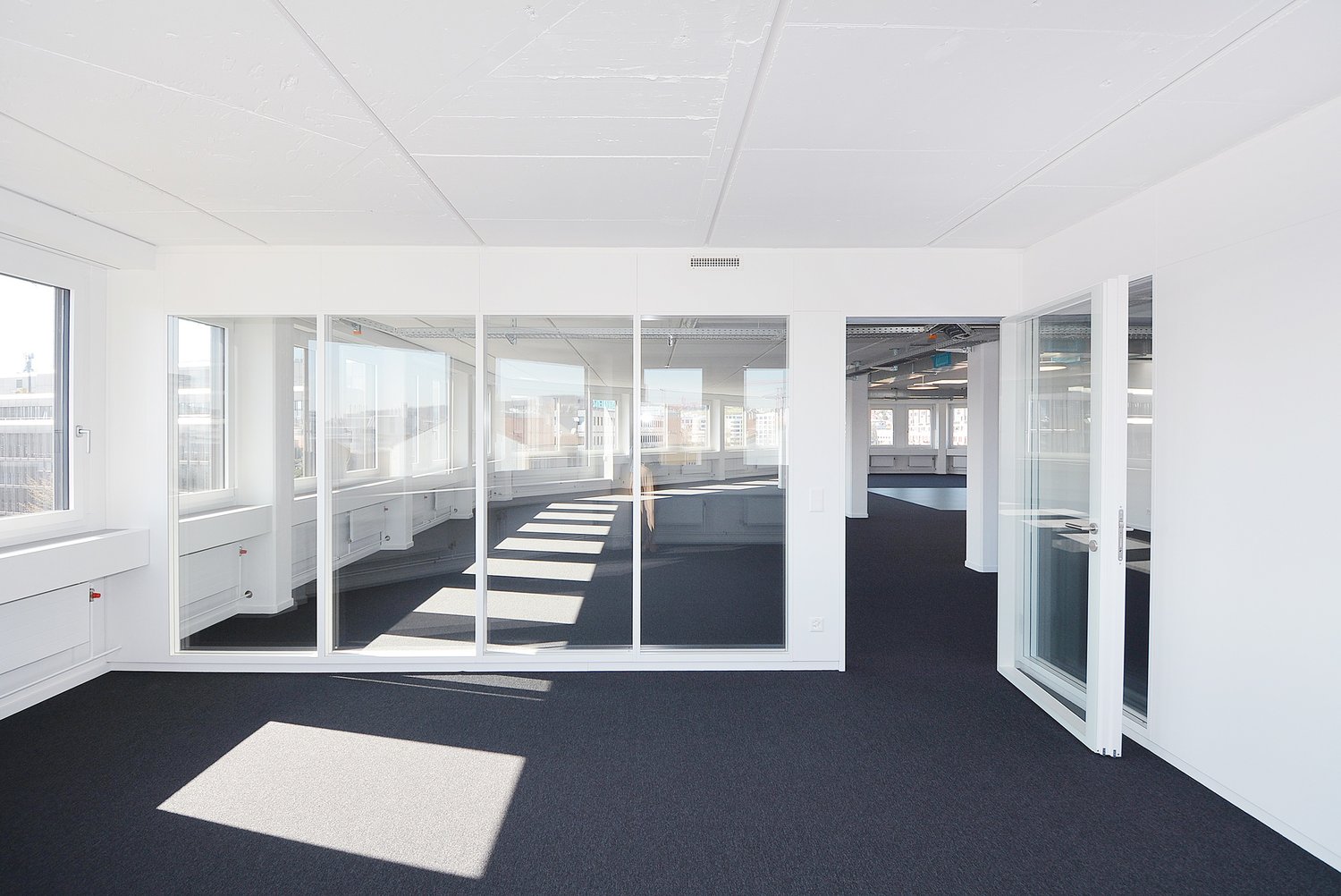 304m² office

Finished office spaces on the 5th floor - rent with a view.

On the top floor of the extensively renovated property, we are renting out a finished office area of 304m2.

What do you get?

- finished meeting rooms, individual offices as well as focus rooms

- Open kitchenette

- Ventila