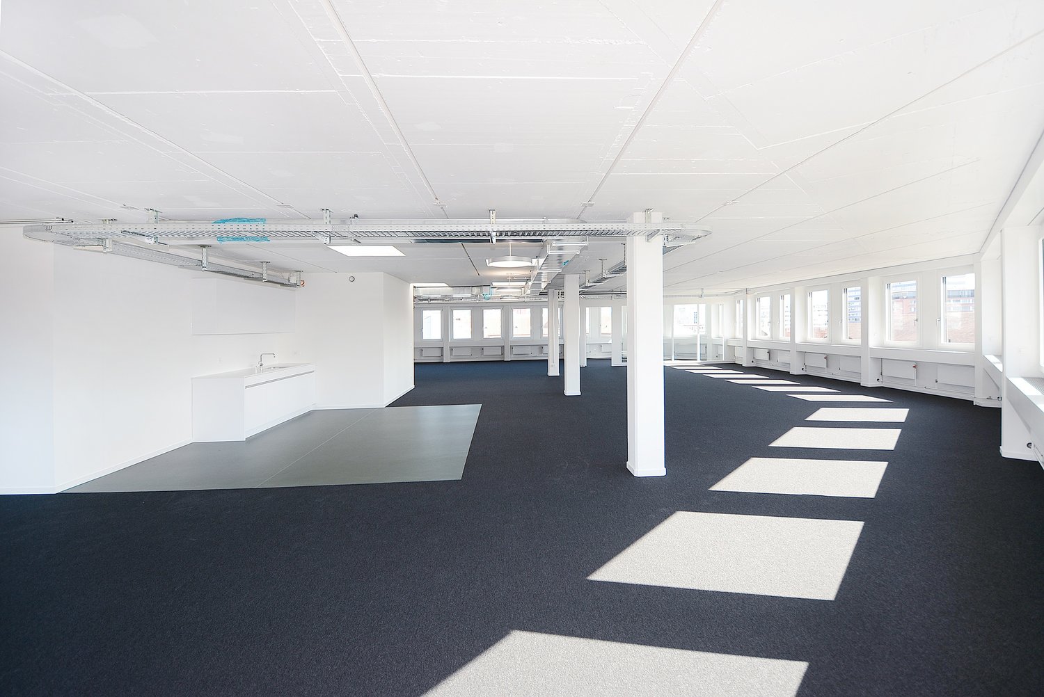 304m² office

Finished office spaces on the 5th floor - rent with a view.

On the top floor of the extensively renovated property, we are renting out a finished office area of 304m2.

What do you get?

- finished meeting rooms, individual offices as well as focus rooms

- Open kitchenette

- Ventila