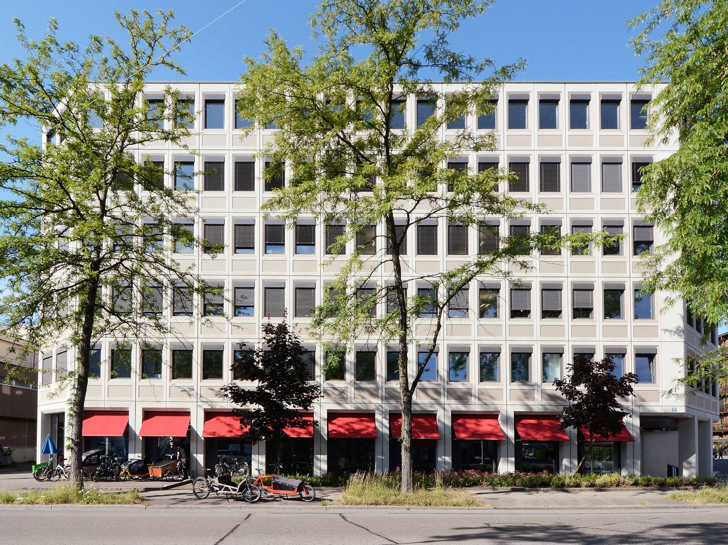 304m² office

Finished office spaces on the 5th floor - rent with a view.

On the top floor of the extensively renovated property, we are renting out a finished office area of 304m2.

What do you get?

- finished meeting rooms, individual offices as well as focus rooms

- Open kitchenette

- Ventila