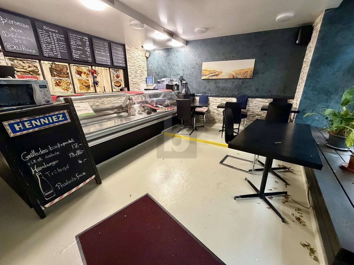 70m² shop