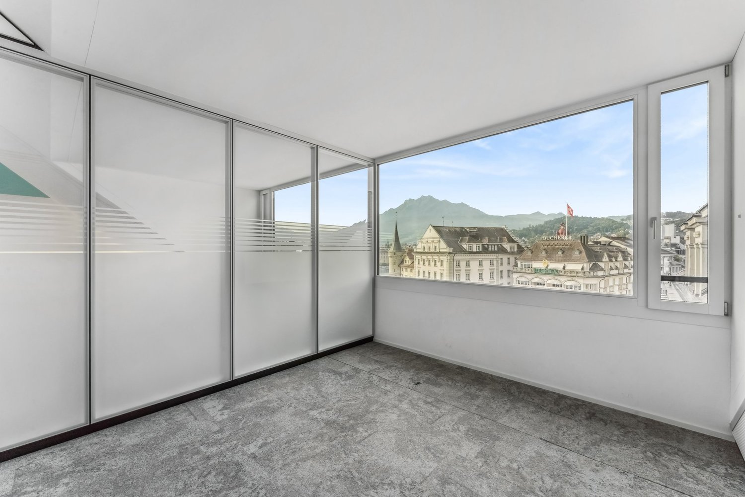 319m² studio
