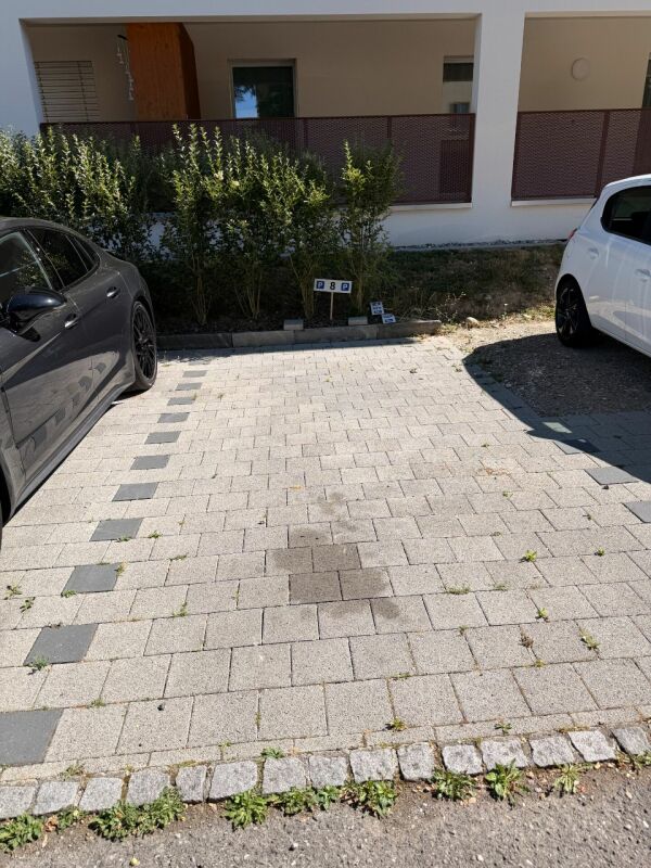 Posto auto scoperto, foto 1 di 2