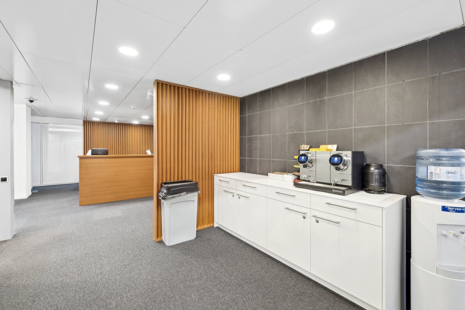 1250m² office