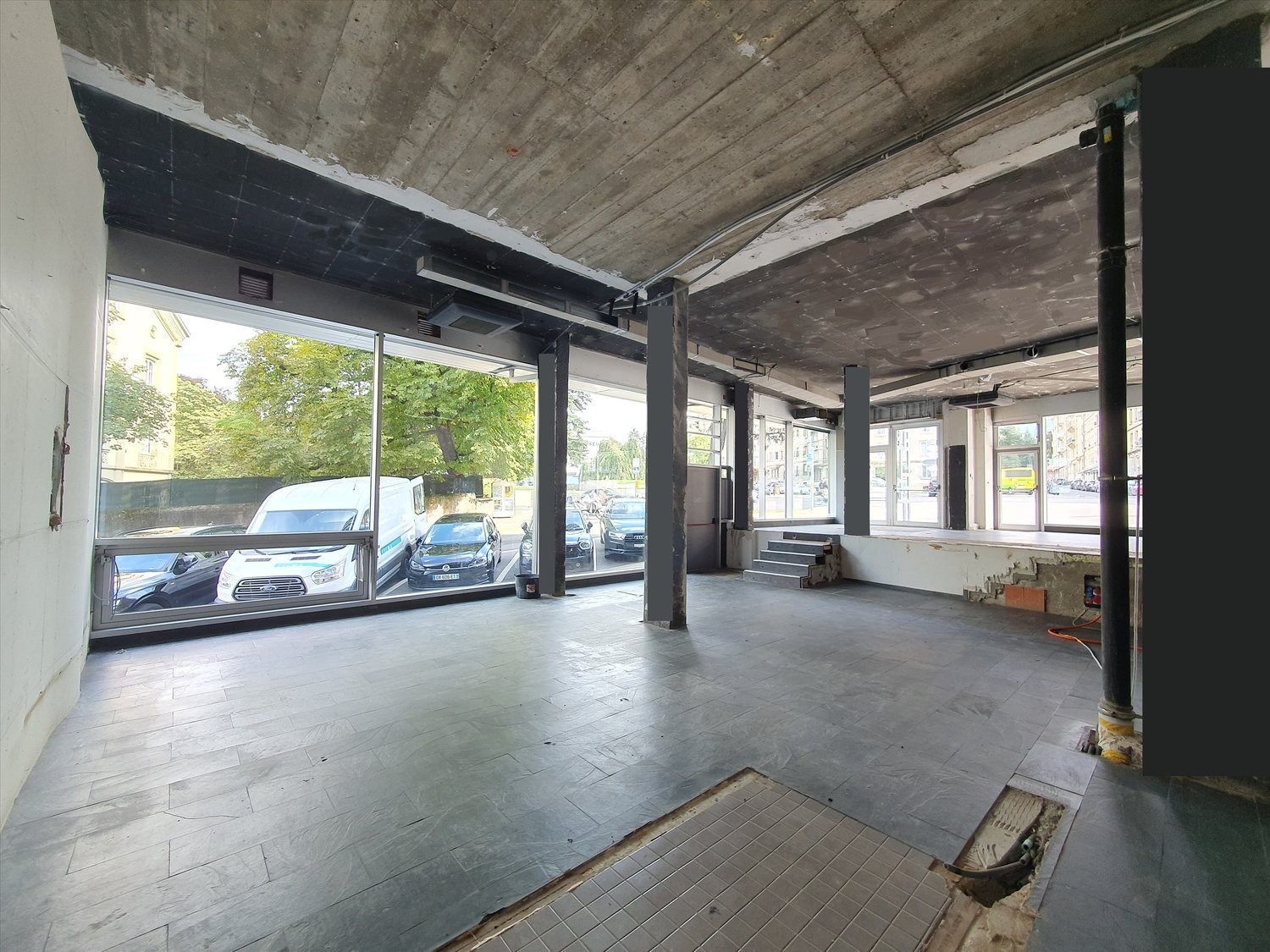 183m² shop